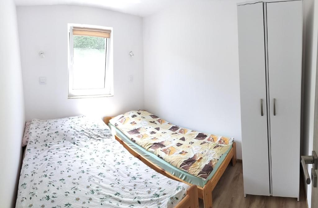 Sypialnia z dwoma pojedynczymi łóżkami