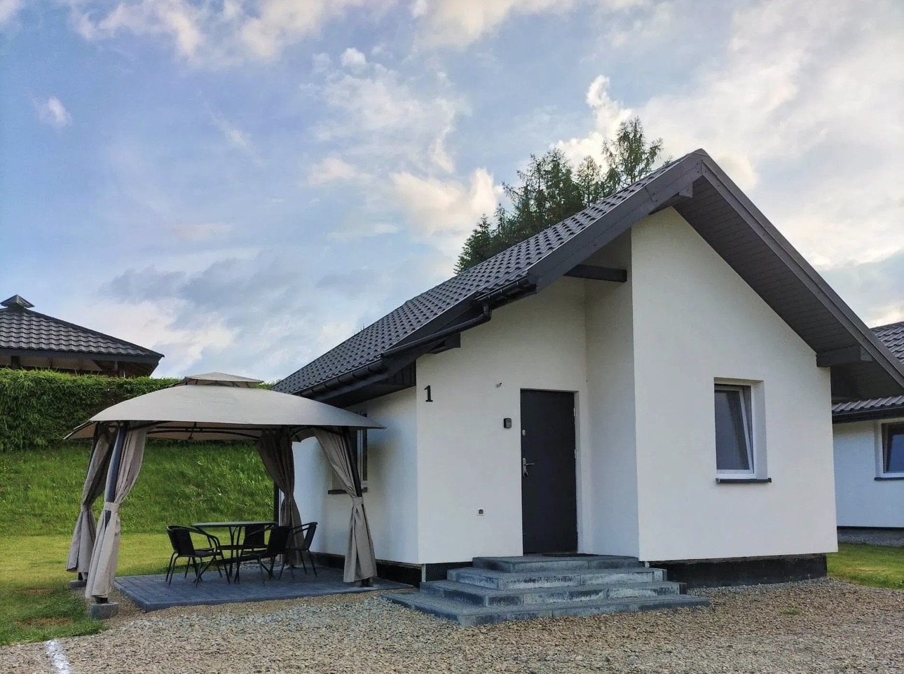 Domek 1 — widok od frontu