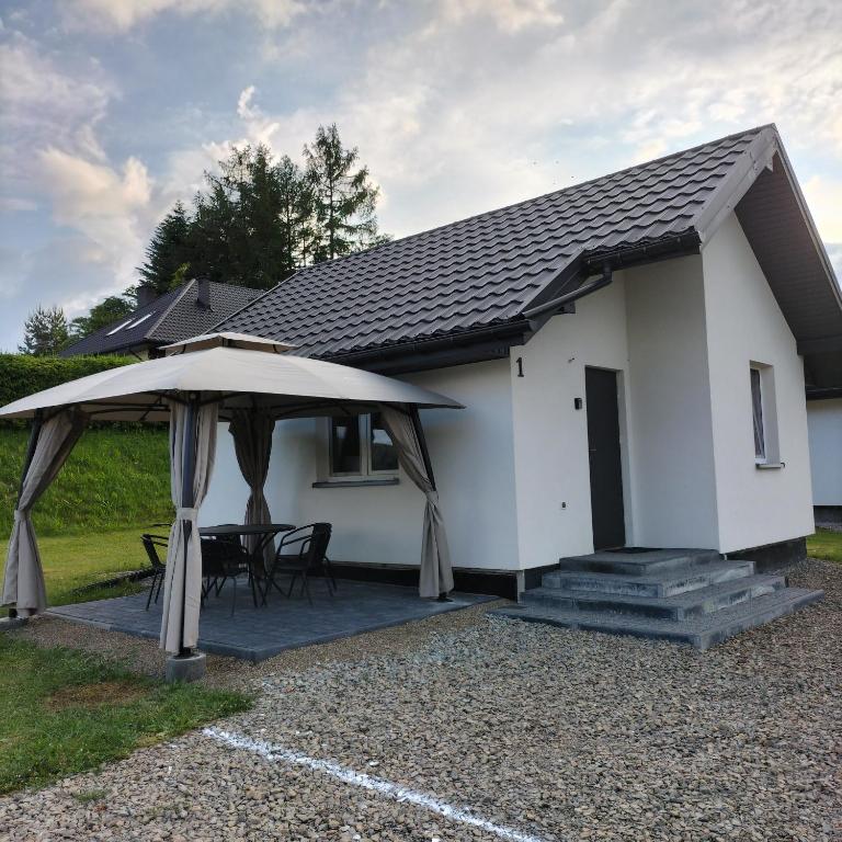 Domek Bieszczadzki Orzeł z altaną i tarasem