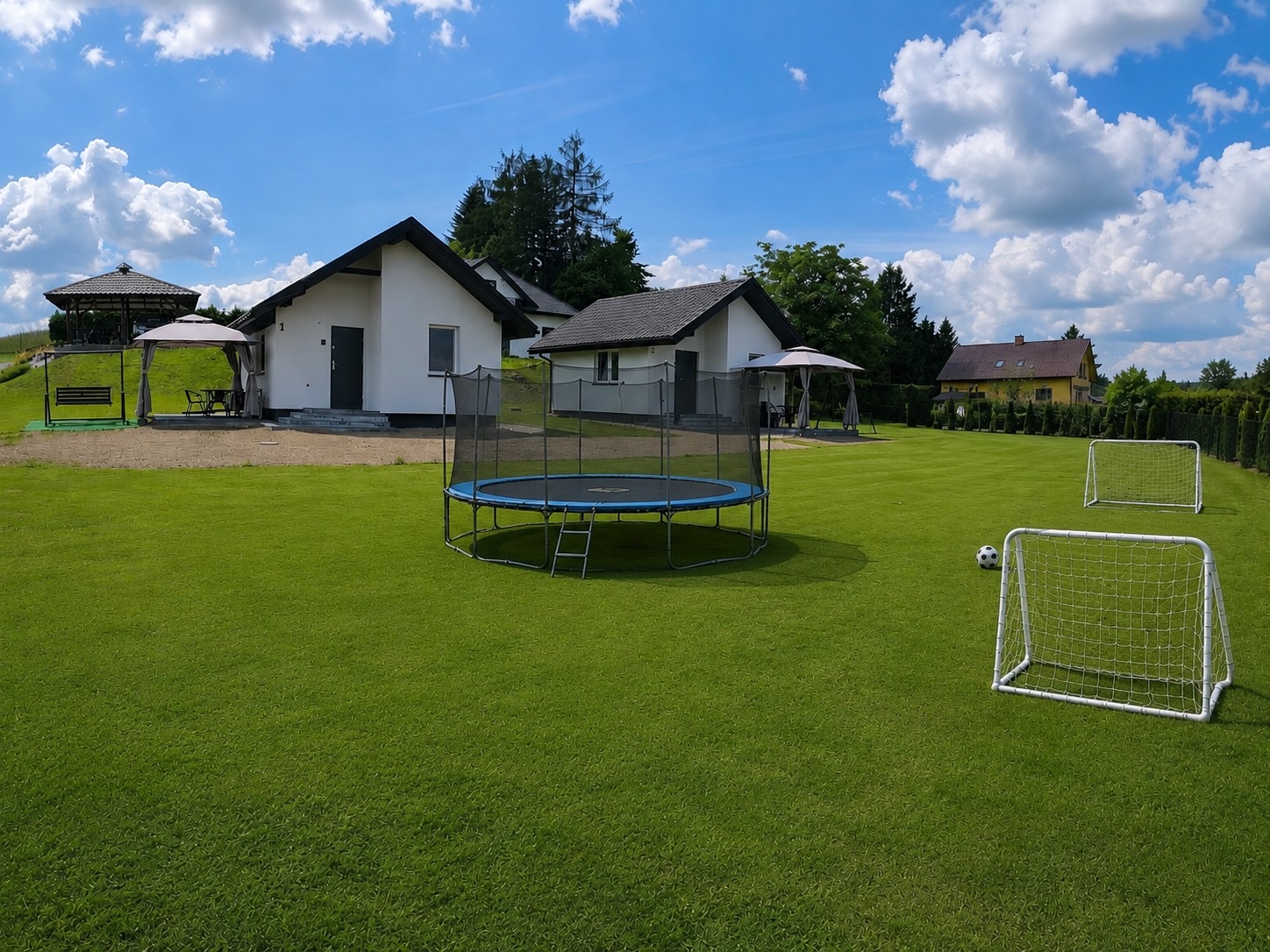 Plac zabaw z trampoliną i bramkami